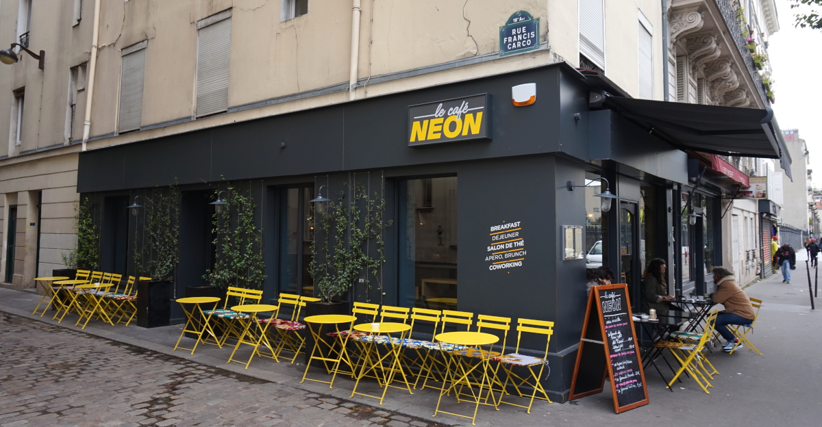 Le Café Néon, un lieu de vie qui en met plein les yeux ! • Paris
